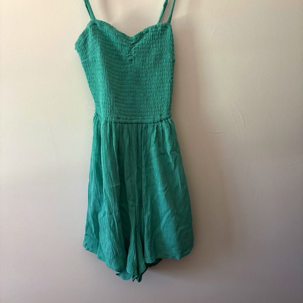 Women's XS Hollister Blue Back Cut Out Smocked Bodice Flowy Romper w/ Pockets